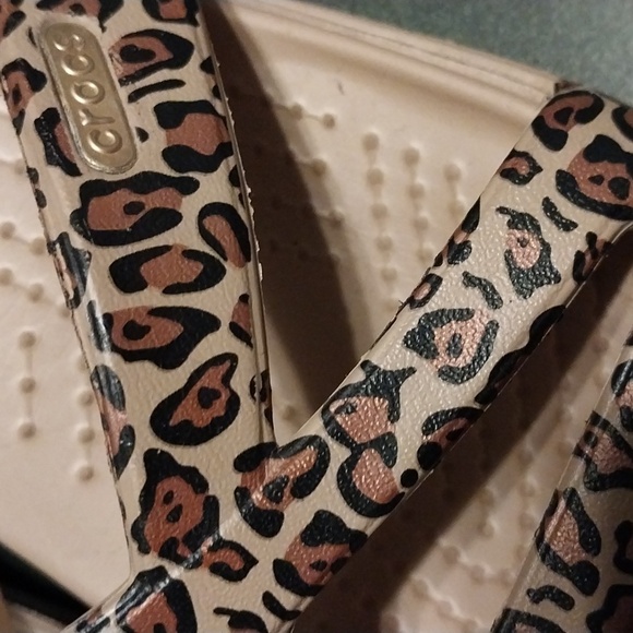 Leopard Crocs W7 - Picture 2 of 6